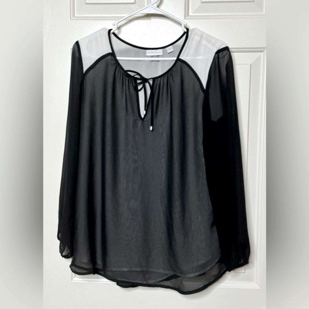 NEW YORK AND COMPANY Women’s Medium Sheer Lined Top